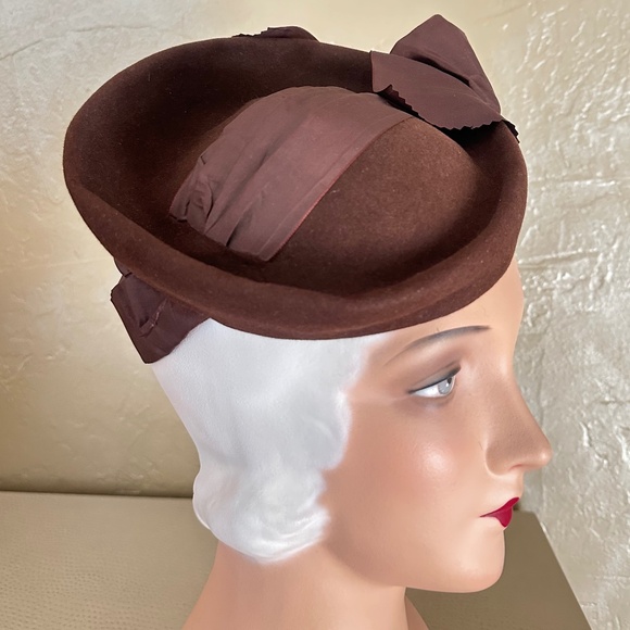 COVETED AND REGISTERED DESIGNER 1940s' BROWN FELT & TAFFETA TILT HAT - Picture 8 of 12